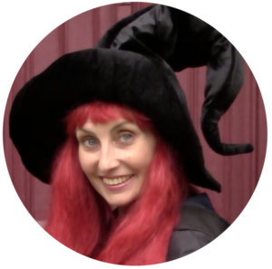 Sorcière avec les cheveux rouges et chapeau de sorcière - Anna Yaga -idées anniversaire Harry Potter